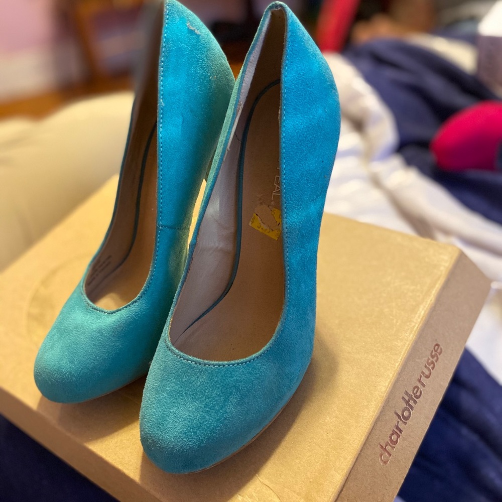 a lovely blue heel